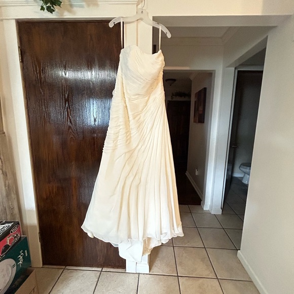 Beautiful ivory David's Bridal wedding dress size 16w/belt & wrap Style- 9V3540 - Picture 5 of 13